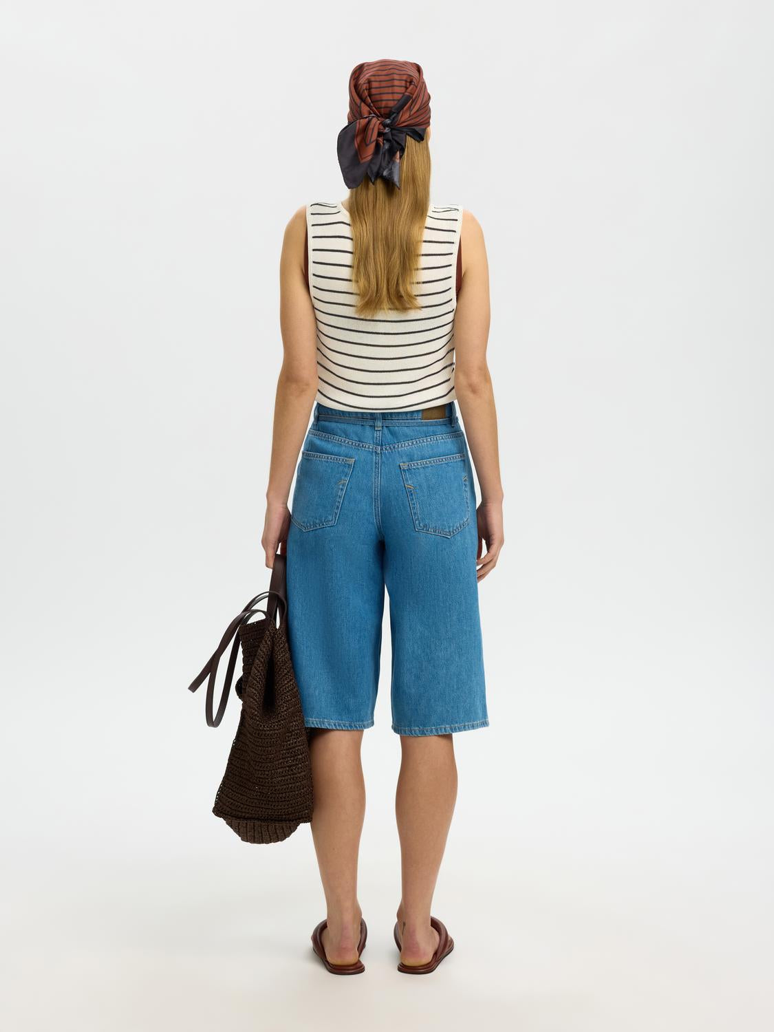 model_shot-back